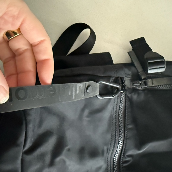 Lululemon New Crew Backpack 22L | Black 22L Lululemon Logo Backpack - Picture 8 of 14